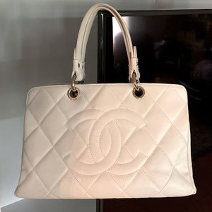 Timeless white leather CHANEL.
